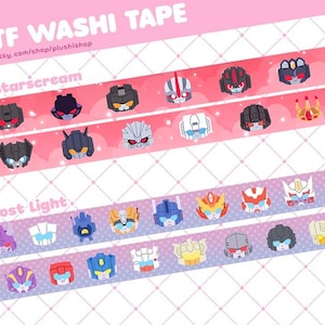 Puede incluir: Cinta washi con personajes de Transformers de los equipos Starscream y Lost Light. La cinta es rosa y blanca con un patrón repetitivo de nubes y estrellas. Los personajes están representados en un estilo de dibujos animados con colores brillantes.