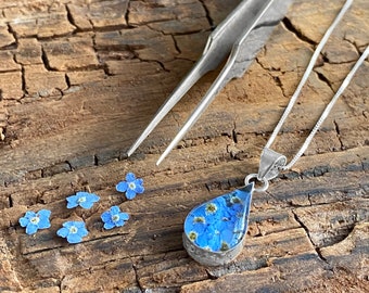 Bijoux fête des mères. Ne m'oublie pas collier. Collier pendentif en forme de larme en argent sterling fait à la main avec de vraies fleurs de myosotis.