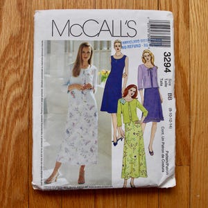 Peut inclure: Une pochette de patron de couture McCall's 3294 pour un ensemble robe et gilet. Le devant présente des illustrations de trois tenues différentes composées de robes sans manches assorties à des gilets dans divers motifs floraux et unis.
