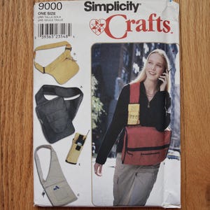 Peut inclure: Patron de couture Simplicity Crafts pour divers sacs messagers et sacs en bandoulière. Le patron comprend des illustrations de différents styles de sacs, une femme portant un sac messager rouge et noir, et le texte "9000" et "ONE SIZE".