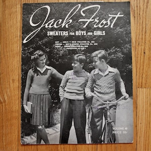 Peut inclure: Photographie en noir et blanc d'un livret de modèles de tricot vintage Jack Frost mettant en scène trois enfants portant des pulls. Le livret est intitulé "Jack Frost Sweaters for Boys and Girls" et comprend le texte "Volume 46 Price 20¢".