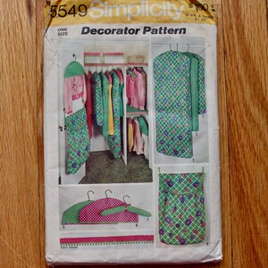 Peut inclure: Une enveloppe de patron Simplicity Decorator vintage, présentant des illustrations d'organisateurs de placard et d'accessoires. Le patron comprend des modèles de bordures d'étagères, de housses de cintres et de housses de vêtements.