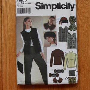 Peut inclure: Patron de couture Simplicity avec une femme portant un gilet noir, un pantalon et un haut blanc. Le patron comprend un col en fourrure, un chapeau, un gilet et des hauts. Le numéro du patron est 9885.