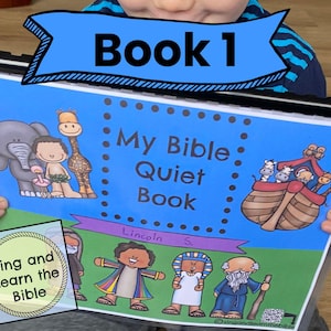 Puede incluir: Un libro de actividades encuadernado en plástico azul titulado My Bible Quiet Book. La portada presenta ilustraciones de dibujos animados de un elefante, una jirafa, el arca de Noé y figuras bíblicas. Una insignia circular dice Sing and Learn the Bible.