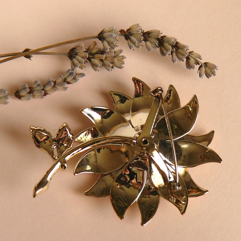 Vintage Brooch Goldtone Excellent Condition Great Accessory