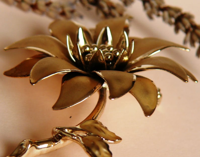 Vintage Brooch Goldtone Excellent Condition Great Accessory