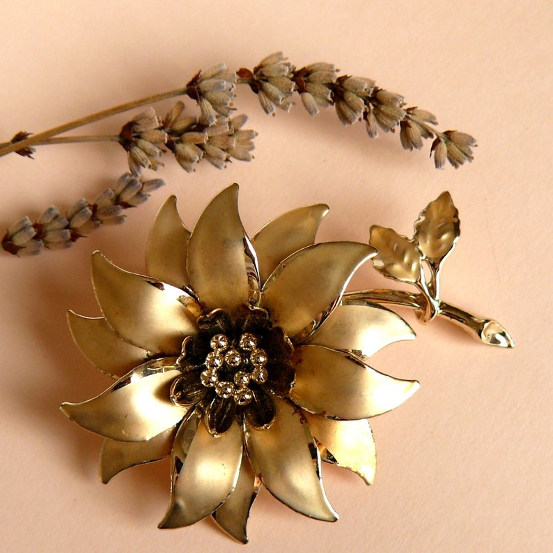 Vintage Brooch Goldtone Excellent Condition Great Accessory