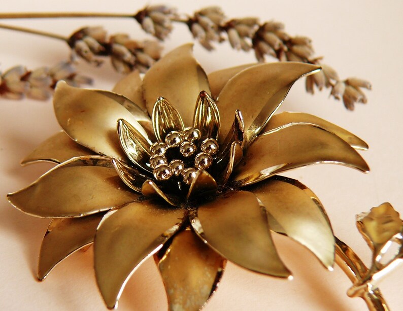 Vintage Brooch Goldtone Excellent Condition Great Accessory