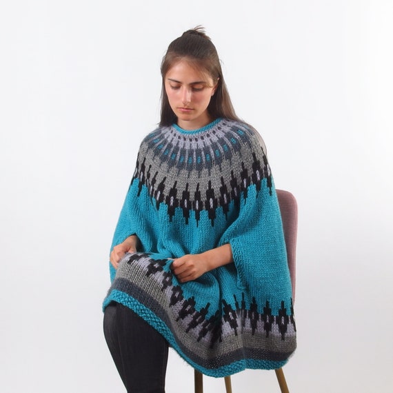 Poncho invernale lavorato a maglia di lana con fori per le braccia, pesante  caldo accogliente e spesso, mantella da donna Boho in blu e grigio,  completamente lavorato a mano, design unico 