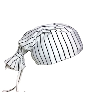 Può includere: Un cappello da chef a righe bianche e nere con una lunga cravatta. Il cappello è realizzato in un tessuto morbido e confortevole ed è perfetto per tenere i capelli fuori dal viso mentre cucini.