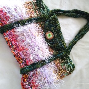 Bolso/Bolso para tableta de punto y crochet, hilo acrílico peludo verde / coral / blanco / lander / marrón, 1 botón vintage grande, tiene correas de hombro suaves