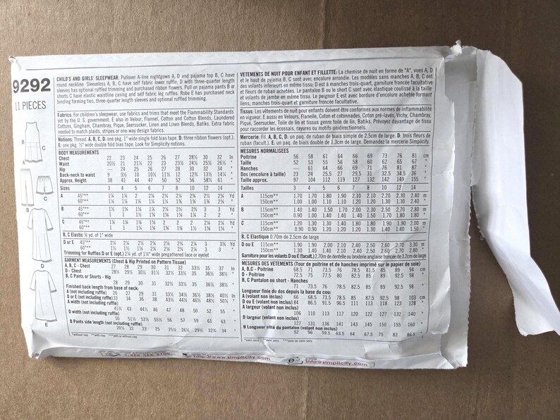 K&ouml;nnte beinhalten: Ein wei&szlig;er Papier-Schnittmusterumschlag mit der Nummer 9292 und den Worten "CHILD'S AND GIRLS' SLEEPWEAR" aufgedruckt. Der Umschlag enth&auml;lt Anweisungen und Ma&szlig;e f&uuml;r die Herstellung von Kinder-Nachtw&auml;sche.