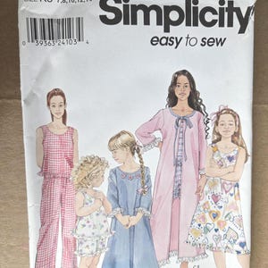 K&ouml;nnte beinhalten: Simplicity-Schnittmuster mit Illustrationen von M&auml;dchen-Nachtw&auml;sche. Das Muster enth&auml;lt einen Pyjama-Set, ein Nachthemd, einen Bademantel und ein Kleid. Die Musternummer ist 9292, und die Gr&ouml;&szlig;en sind K5: 7,8,10,12,14.