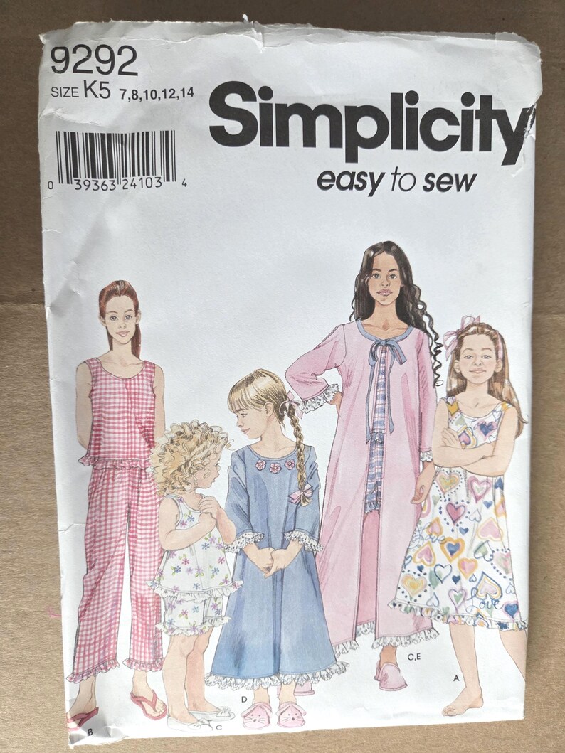 K&ouml;nnte beinhalten: Simplicity-Schnittmuster mit Illustrationen von M&auml;dchen-Nachtw&auml;sche. Das Muster enth&auml;lt einen Pyjama-Set, ein Nachthemd, einen Bademantel und ein Kleid. Die Musternummer ist 9292, und die Gr&ouml;&szlig;en sind K5: 7,8,10,12,14.