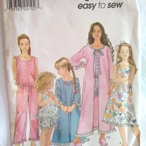 K&ouml;nnte beinhalten: Ein Simplicity-Schnittmuster mit Illustrationen von M&auml;dchen in Nachtw&auml;sche. Designs umfassen ein rosa Vichy-Pyjama-Set, ein blaues Nachthemd, ein Shorts-Set mit Blumenmuster und einen rosa Bademantel. Der Text "Simplicity easy to sew" steht oben.