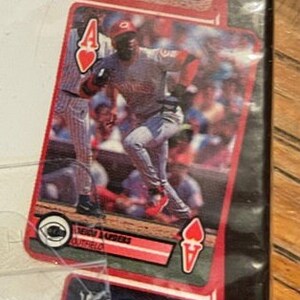 Pu&ograve; includere: Tre carte da baseball con Jeff Bagwell, Kenny Lofton e Steve Ontiveros. Ogni carta ha un bordo rosso con un interno bianco e un diamante nero nell'angolo in basso a destra. Le carte sono della serie Upper Deck del 1994.