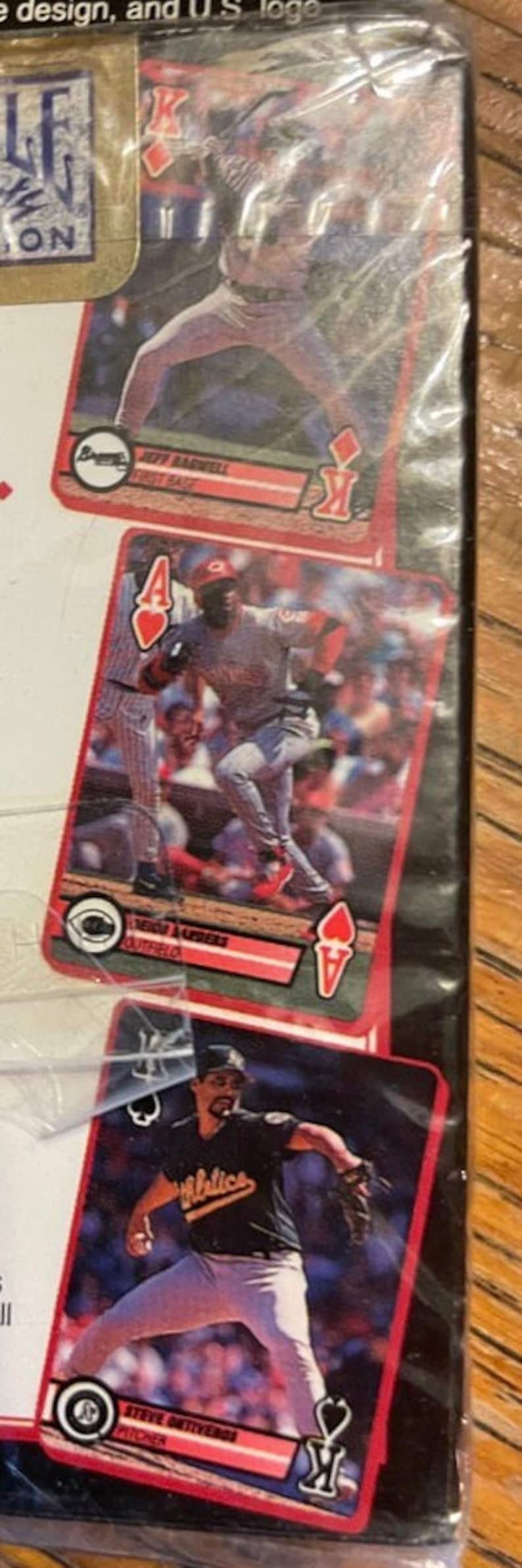 Pu&ograve; includere: Tre carte da baseball con Jeff Bagwell, Kenny Lofton e Steve Ontiveros. Ogni carta ha un bordo rosso con un interno bianco e un diamante nero nell'angolo in basso a destra. Le carte sono della serie Upper Deck del 1994.