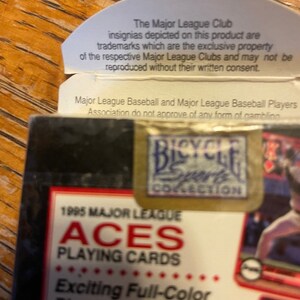 Pu&ograve; includere: Un mazzo di carte da gioco Major League Aces del 1995 con foto a colori dei leader della stagione di baseball del 1994. La scatola &egrave; rossa, bianca e blu con un logo Bicycle Sports Collection.