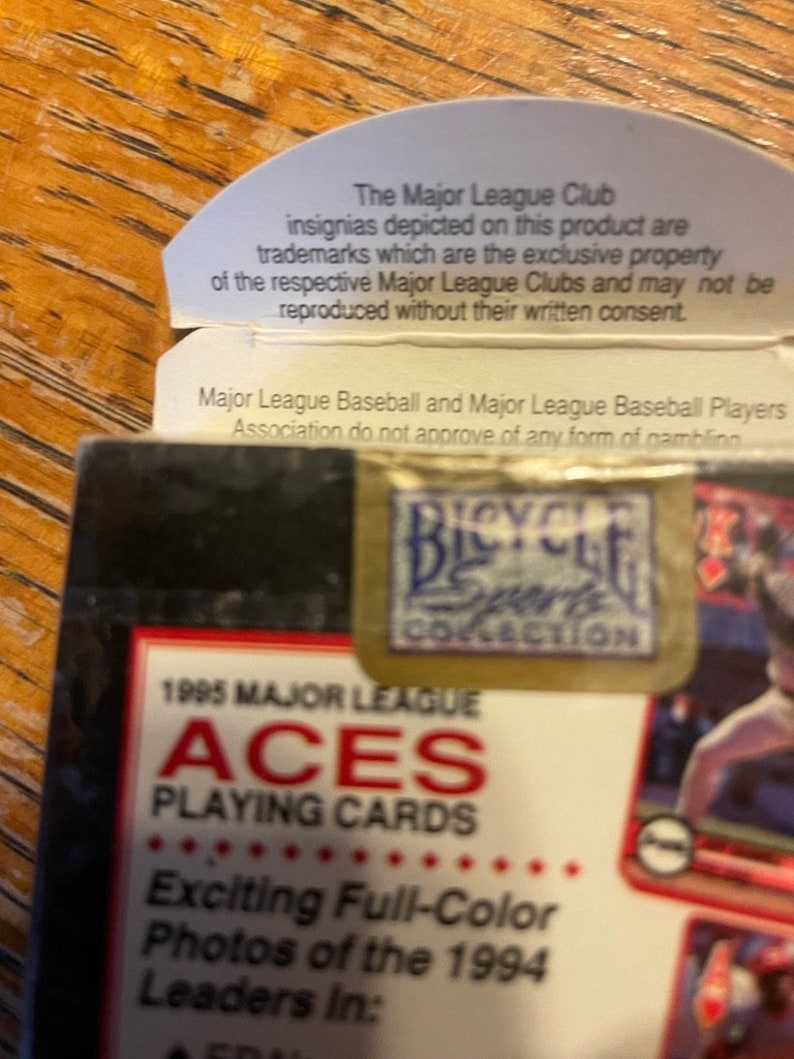 Pu&ograve; includere: Un mazzo di carte da gioco Major League Aces del 1995 con foto a colori dei leader della stagione di baseball del 1994. La scatola &egrave; rossa, bianca e blu con un logo Bicycle Sports Collection.