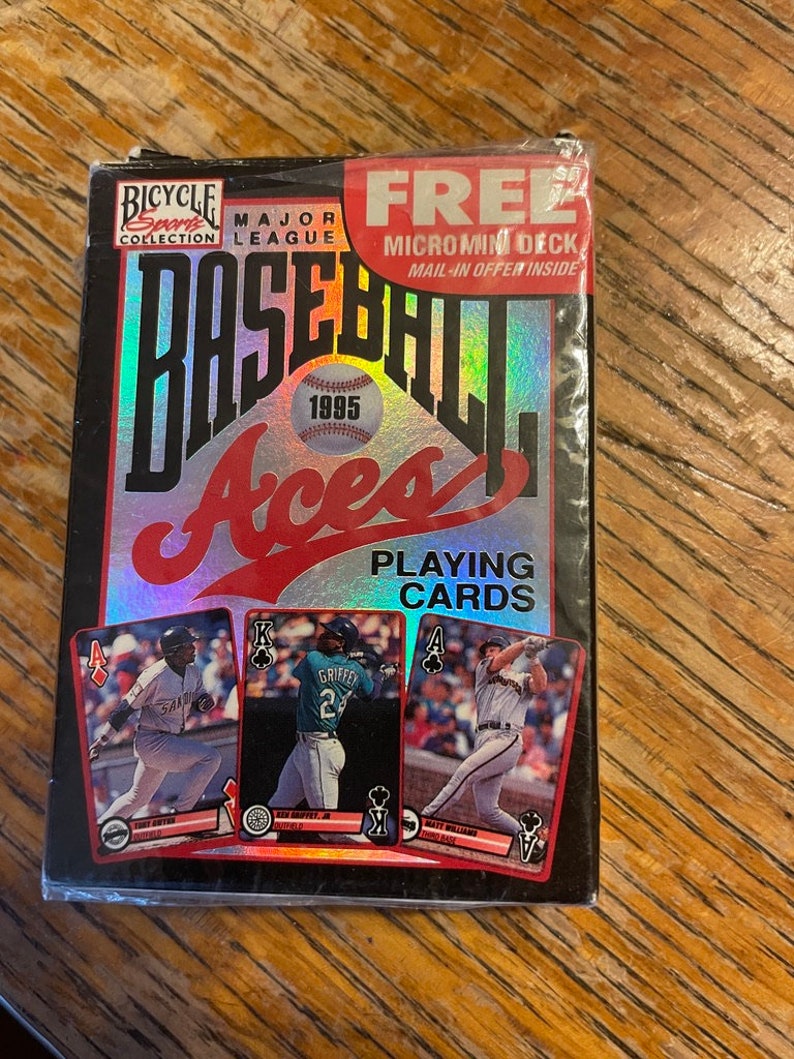 Pu&ograve; includere: Un mazzo di carte da gioco Bicycle con gli Assi della Major League Baseball della stagione 1995. La scatola &egrave; rossa, nera e argentata con un design olografico. La parte anteriore della scatola mostra tre giocatori di baseball: Matt Williams, Ken Griffey Jr. e Jeff Bagwell.