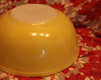 Vintage Pyrex  Large Yellow Mixing Bowl 4 Quart (#404)