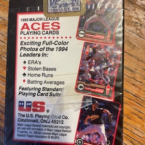 Pu&ograve; includere: Un mazzo di carte da gioco Bicycle con gli Assi della Major League Baseball del 1995. Le carte presentano foto a colori dei leader del 1994 in ERA, basi rubate, fuoricampo e medie di battuta. Il retro della scatola presenta il logo della U.S. Playing Card Co. e informazioni sui marchi e sui diritti d'autore della Major League Baseball.