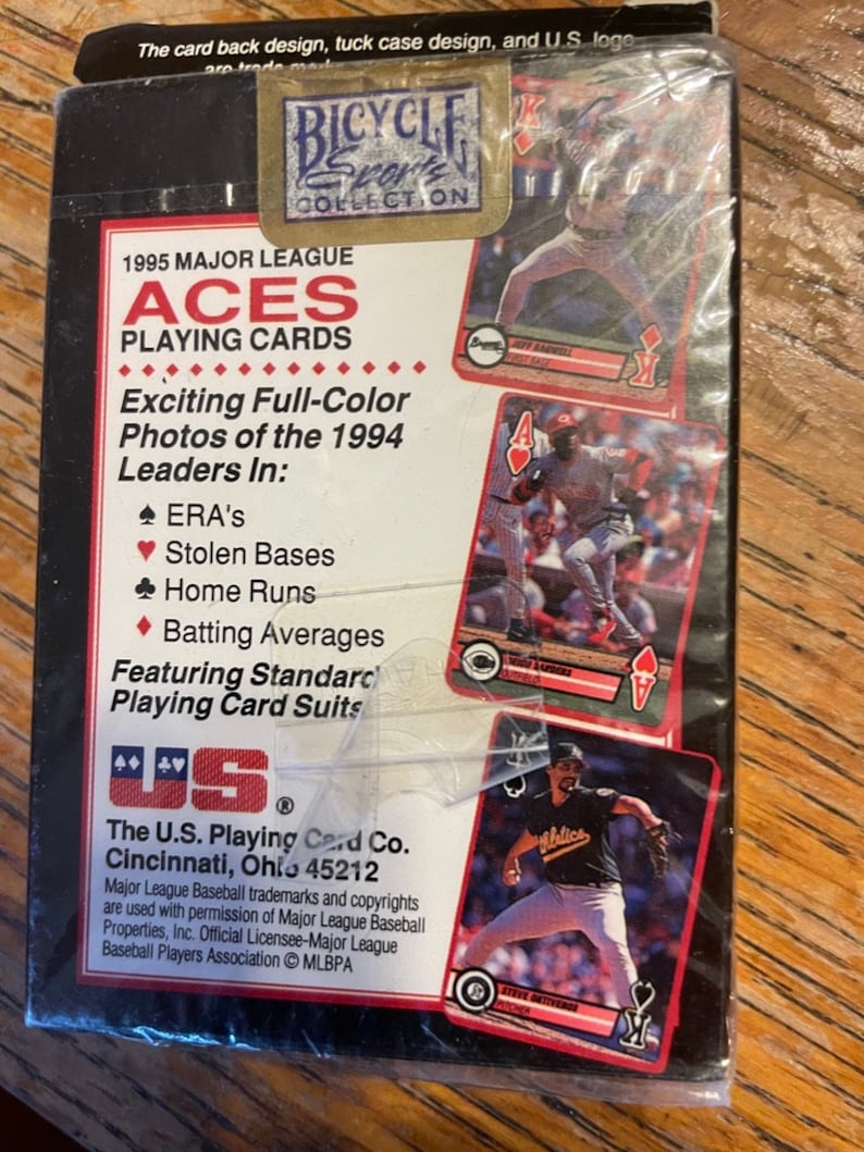 Pu&ograve; includere: Un mazzo di carte da gioco Bicycle con gli Assi della Major League Baseball del 1995. Le carte presentano foto a colori dei leader del 1994 in ERA, basi rubate, fuoricampo e medie di battuta. Il retro della scatola presenta il logo della U.S. Playing Card Co. e informazioni sui marchi e sui diritti d'autore della Major League Baseball.