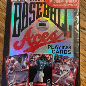 Pu&ograve; includere: Un mazzo di carte da gioco Bicycle Sports Collection 1995 Major League Baseball Aces con finitura olografica. La scatola include un'offerta di un mazzo micromin gratuito tramite posta.