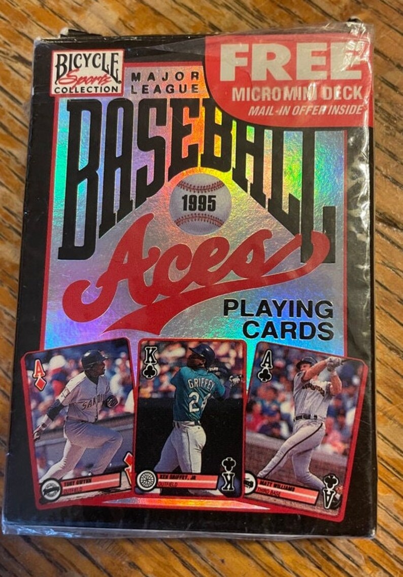 Pu&ograve; includere: Un mazzo di carte da gioco Bicycle Sports Collection 1995 Major League Baseball Aces con finitura olografica. La scatola include un'offerta di un mazzo micromin gratuito tramite posta.