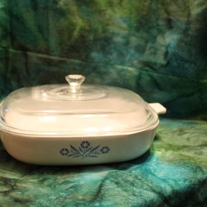 Vintage Corning Ware Blue Cornflower 9 1/2 inch Baking/Casserole Dish with Glass Lid (P-10-B)