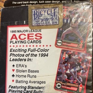 Pu&ograve; includere: Una scatola di carte da gioco Aces della Major League del 1995 con foto a colori dei leader della stagione di baseball del 1994. La scatola presenta un logo Bicycle Sports Collection e il testo "Exciting Full-Color Photos of the 1994 Leaders In: ERA's, Stolen Bases, Home Runs, Batting Averages. Featuring Standard Playing Card Suits."