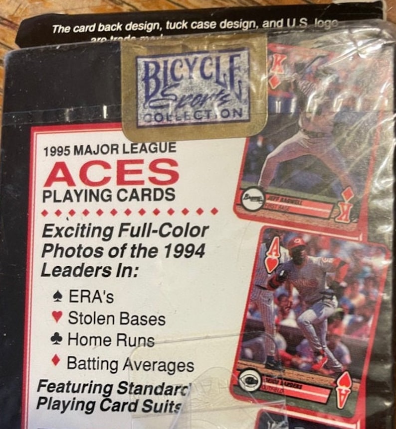 Pu&ograve; includere: Una scatola di carte da gioco Aces della Major League del 1995 con foto a colori dei leader della stagione di baseball del 1994. La scatola presenta un logo Bicycle Sports Collection e il testo "Exciting Full-Color Photos of the 1994 Leaders In: ERA's, Stolen Bases, Home Runs, Batting Averages. Featuring Standard Playing Card Suits."