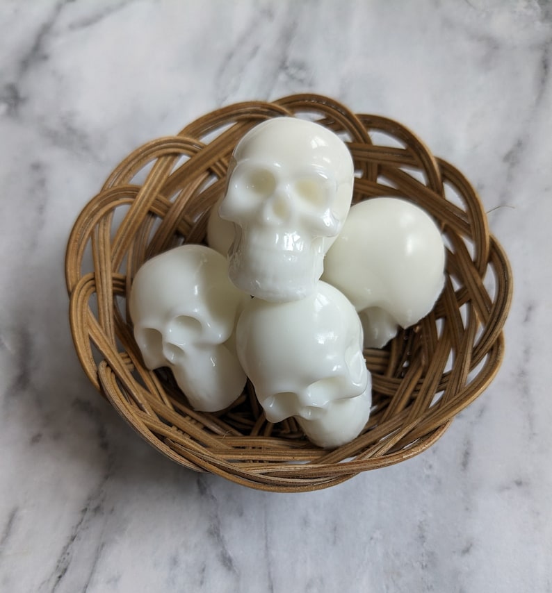 Six mini, 3D skull shaped soaps in a small wicker basket. Choose white, white and black marbled, blue and gold marbled or rainbow for your color. Choose your own scent or keep them fragrance free. Made with skin nourishing vegan ingredients.