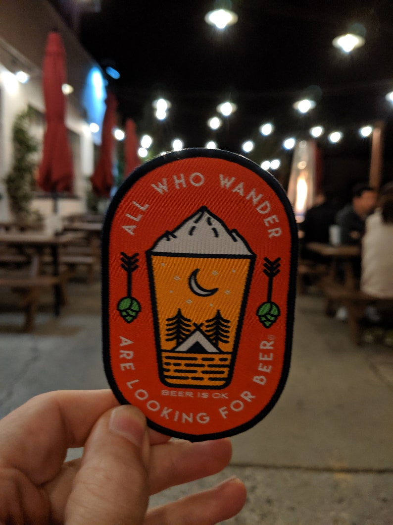 Tous ceux qui errent recherchent un patch de bière, un patch de bière artisanale, un fer à repasser sur un patch, un ovale, un insigne de camping, un patch de bière image 2