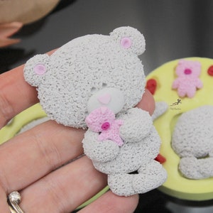 L'illustrazione Dell'acquerello Di Un Orsacchiotto Sveglio Del Fumetto Ha Messo Su Un Fondo Bianco Ragazzo Dell Orsacchiotto Con Un Arco Blu E Una Ragazza Dell Orsacchiotto Con Un Arco Rosa 7977713 - Foto 8