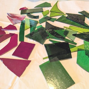 1 Lb Stained Glass Scrap Red Green for Mosaics, Transparent Small Pieces Recycled Glass for Christmas Crafts