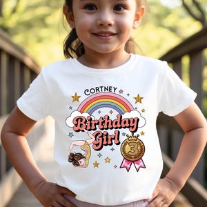 Personalisierte Gymnastik-Geburtstags-Mädchen-T-Shirt für jedes Alter, Regenbogen-Medaillen-Design mit Wahl von 5 Turnern, kundenspezifischer Name Turner-T-Stück