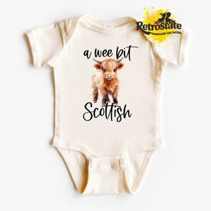 Ein kleiner schottischer Baby Body, Highland Kuh Baby Kleidung, lustiges Scottish Baby Outfit, süßer flauschiger Kuh Body, geschlechtsneutrales Babygeschenk