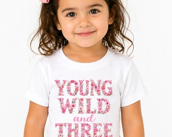 Junges wildes und drei Blumengeburtstags-Shirt, Mädchen-Outfit 3.Geburtstag, rosa Blumen-Kleinkind-Party-T-Stück, Benutzerdefinierte Name Option Geschenk