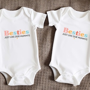 Beste Freunde wie unsere Mütter - Passende Babybodys, Strampler oder T-Shirts für die Babys der besten Freunde, entzückendes Babyparty-Geschenk-Set