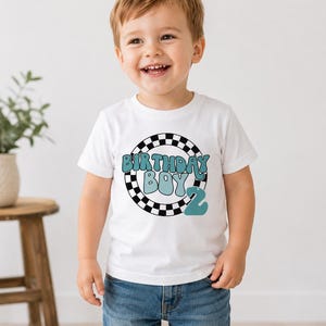 Geburtstagskind Shirt - Retro Racing Motiv mit Karo Design | Weiches Baumwoll T-Shirt für Geburtstagsfeiern