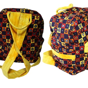 Peut inclure: Un sac à dos à carreaux jaunes et noirs avec un motif floral et des cœurs. Le sac à dos a une fermeture éclair jaune et une poche jaune à l'avant.