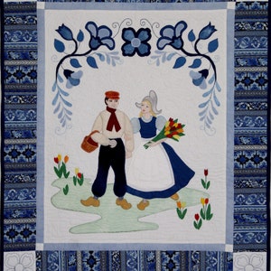 Peut inclure: Une courtepointe blanche avec une bordure bleue et blanche. Au centre de la courtepointe, un couple en costume traditionnel néerlandais se tient dans un champ de fleurs. L'homme porte un chapeau rouge et une veste bleue. La femme porte une robe bleue et un tablier blanc. Les fleurs sont jaunes, orange et rouges.