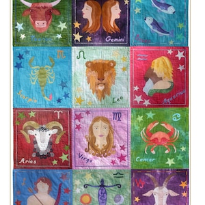 Op de afbeelding: Een kleurrijk quilt met de 12 tekens van de dierenriem. Elk teken wordt afgebeeld in een apart vierkant met een unieke achtergrondkleur en een gestileerde illustratie van het dierenriemsymbool. Het quilt is getiteld "The Zodiac" en bevat de tekst "Small Quilt or individual Wall Hangings" en "Bernardine Hine Designs, Bernardine Hine Textile Artist, 2020©".