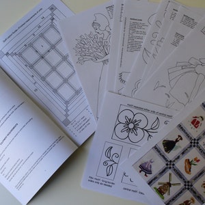 K&ouml;nnte beinhalten: Ein Satz schwarzer und wei&szlig;er Stickmuster f&uuml;r eine Steppdecke. Die Muster umfassen ein M&auml;dchen, das Blumen h&auml;lt, eine Blume, eine Windm&uuml;hle und ein M&auml;dchen in einem Kleid. Die Muster sind auf wei&szlig;em Papier gedruckt und bereit f&uuml;r die Verwendung beim Quilten.