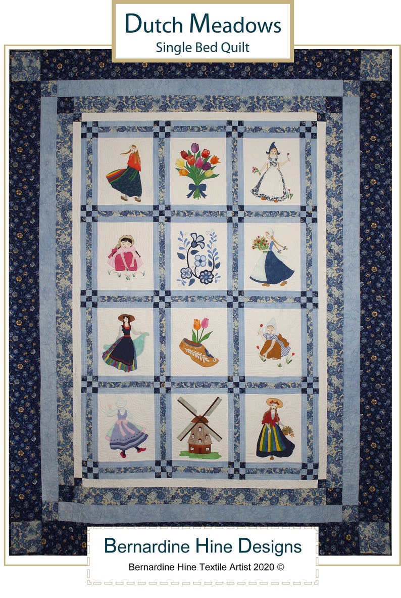 K&ouml;nnte beinhalten: Eine Bettdecke f&uuml;r ein Einzelbett mit niederl&auml;ndischem Thema. Die Bettdecke besteht aus neun Quadraten, jedes mit einem anderen gestickten Design. Die Designs beinhalten eine Windm&uuml;hle, Tulpen, Holzschuhe und Frauen in traditioneller niederl&auml;ndischer Kleidung. Die Bettdecke ist mit einem blauen und wei&szlig;en Blumendruck eingefasst.