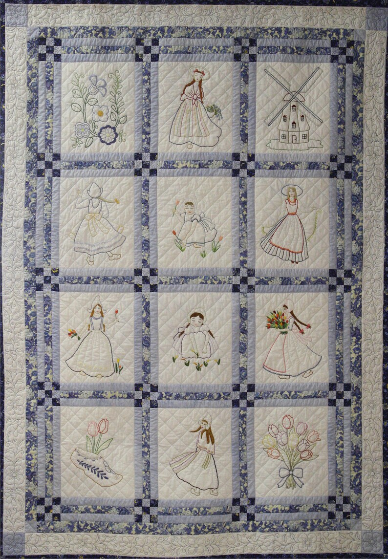 K&ouml;nnte beinhalten: Eine wei&szlig;e Steppdecke mit einem blau-wei&szlig;en Blumenmuster. Die Steppdecke ist in neun Quadrate unterteilt, jedes mit einem anderen Stickmuster. Die Muster umfassen eine Windm&uuml;hle, Blumen und M&auml;dchen in traditioneller niederl&auml;ndischer Kleidung.