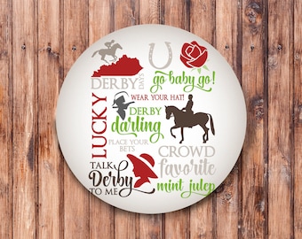 Könnte beinhalten: Ein weißer runder Teller mit einem grünen, roten und grauen Design. Das Design enthält die Wörter "Derby Days", "go baby go", "wear your hat", "Derby darling", "place your bets", "crowd favorite", "mint julep", "lucky", und "talk Derby to me".