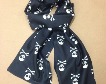 Calavera_Esta bufanda de polar es perfecta para abrigarse este invierno.