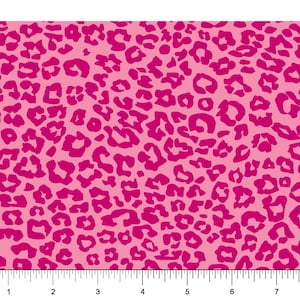 Könnte beinhalten: Ein pinkfarbener Stoff mit einem sich wiederholenden Leopardenmuster in einem dunkleren Pinkton. Der Stoff wird mit einem Lineal in Zentimetern gemessen.